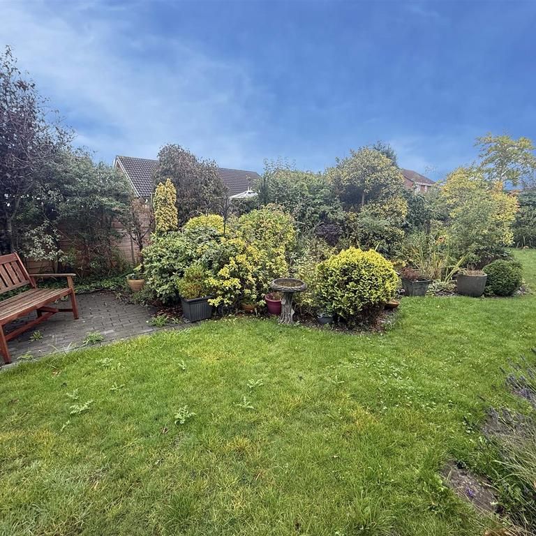 3 bedroom detached bungalow to rent - Photo 1