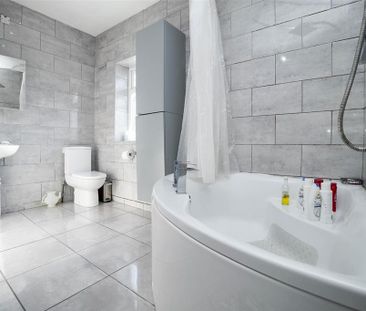 4 bedroom flat to rent - Photo 5