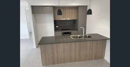 Stylish, Modern & Compact Family Home - Photo 2