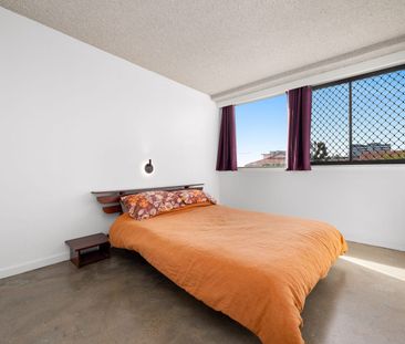 2/223 Cavendish Road, Coorparoo, Qld 4151 - Photo 5