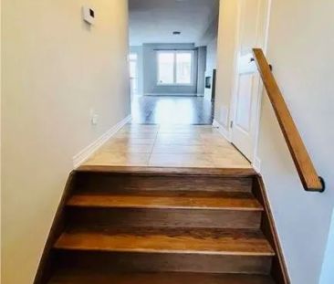 Condo Townhouse For Lease | N9261620 - Photo 2