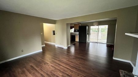 Family Home with Two Kitchens - Photo 4