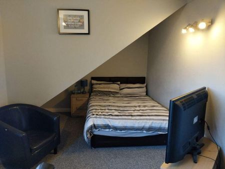 1 bedroom in a house share to rent - Photo 3
