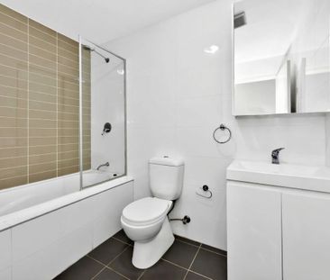 Beautiful 2 Bedroom Unit, Fantastic Location! - Photo 5