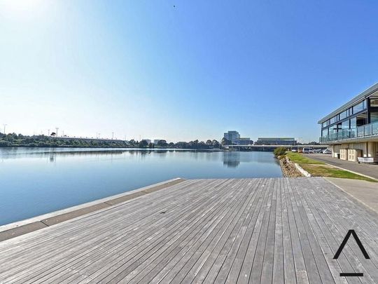 Conveniently Located, Designer And Oversized One Bedroom Plus Car Space & Storage Cage Apartment, Moments To All Amenities - Photo 1