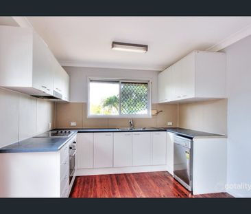 4 BEDROOM FAMILY HOME WITH SPACIOUS OPEN KITCHEN DINING AND SEPARAT... - Photo 4