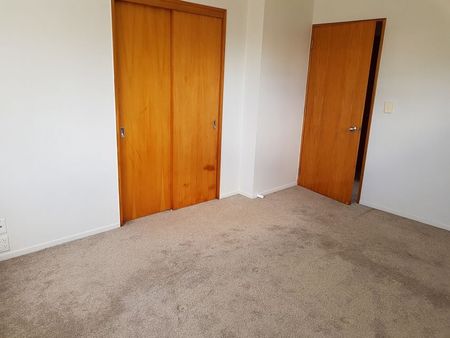 Spacious 2 bdrm house with a single secure garage - Photo 5