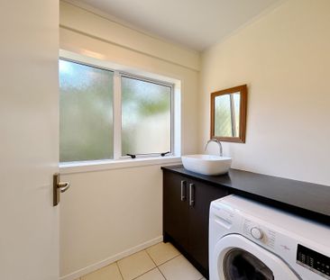 Spacious one bedroom unit plus carpark - Photo 2