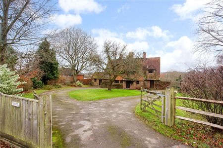 A beautiful family home on the edge of Alresford with exceptional views of the surrounding countryside. - Photo 3