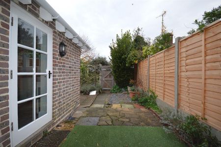 3 bedroom end of terrace house to rent - Photo 2