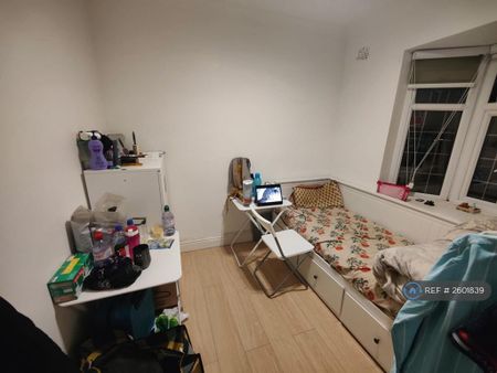 1 bedroom in a house share to rent - Photo 2
