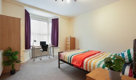 4 bedroom property with 2 bathrooms - Photo 5