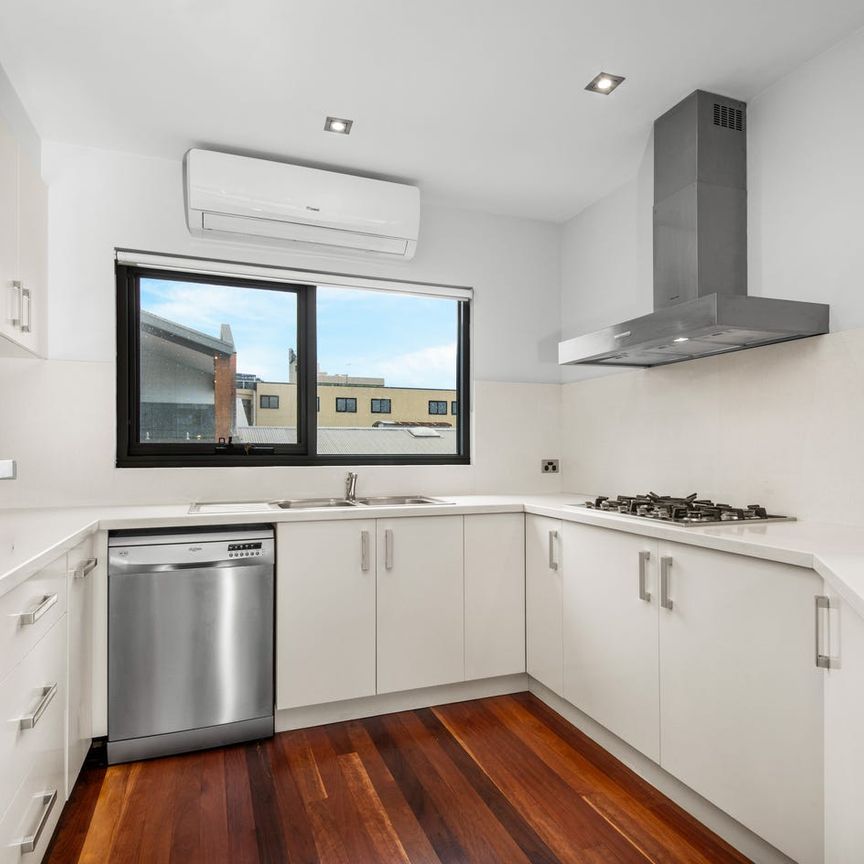 Central Geelong location with panoramic bay and city views. - Photo 1