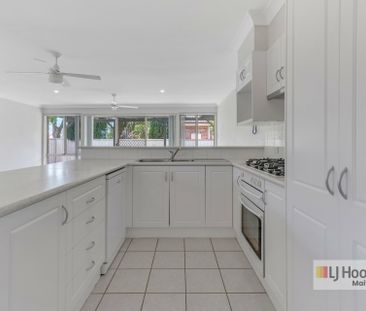 CONTEMPORARY VILLA IN SENSATIONAL ASHTONFIELD!! - Photo 3