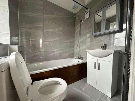 Slough, Berkshire, SL3 - Photo 4