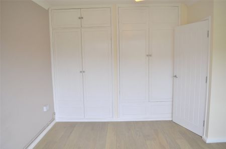 Strawberry Lane, Carshalton, SM5 - Photo 2