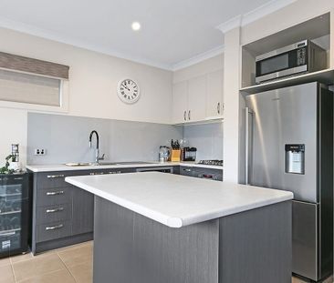 Low Maintenance Stylish Stunner - 6 months lease. - Photo 5