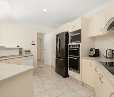 FAMILY LIVING WITH POOL AND CARAVAN SPACE - Photo 1