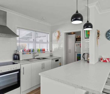 Sunny Three Bedroom Family Home - Photo 5