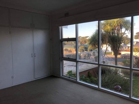 Close to it all ! - Photo 4