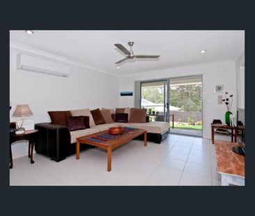 Beautiful Contemporary 4 Bed Family Home in a Quiet Street - Photo 2