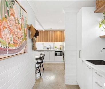 Charming 2-Bedroom Rental House in Greenslopes - Your Serene Retrea... - Photo 6
