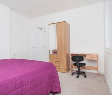 3 bedroom flat to rent - Photo 3