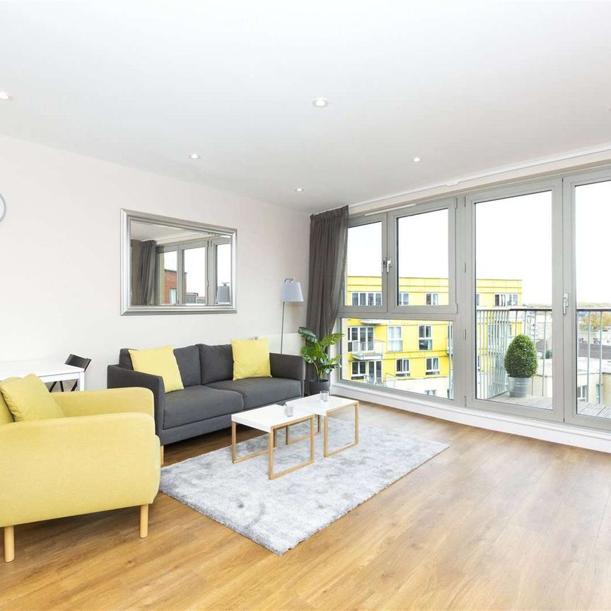 Completely refurbished one bedroom apartment with a private balcony offering excellent views of Canary Wharf and The City. - Photo 1