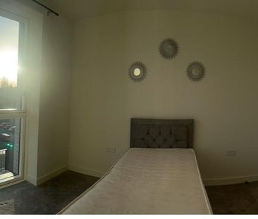 3 Bed Flat, The Hyde, NW9 - Photo 5