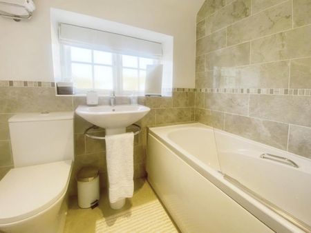 3 bedroom House To Let - Photo 2