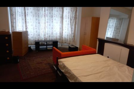 Room in a Shared House, Cranbrook Rise, IG1 - Photo 5