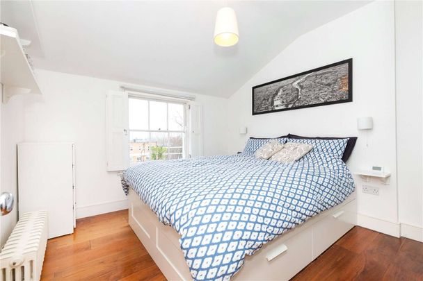 A lovely top floor one bedroom apartment in a period conversion in Arundel Square. - Photo 1