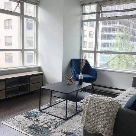 ☺☻☺ Furnished Corner Unit in a Prime Downtown Location - Photo 4