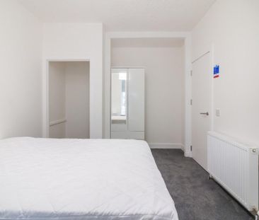 3 bedroom flat to rent - Photo 4