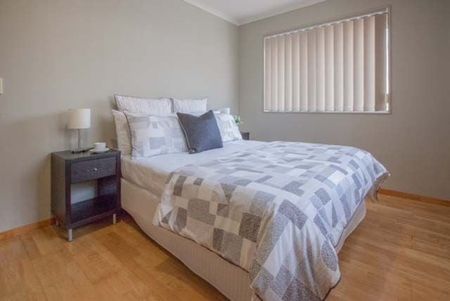 Modern and tidy brick &tile 2 bdrm+2 car parks - Photo 2