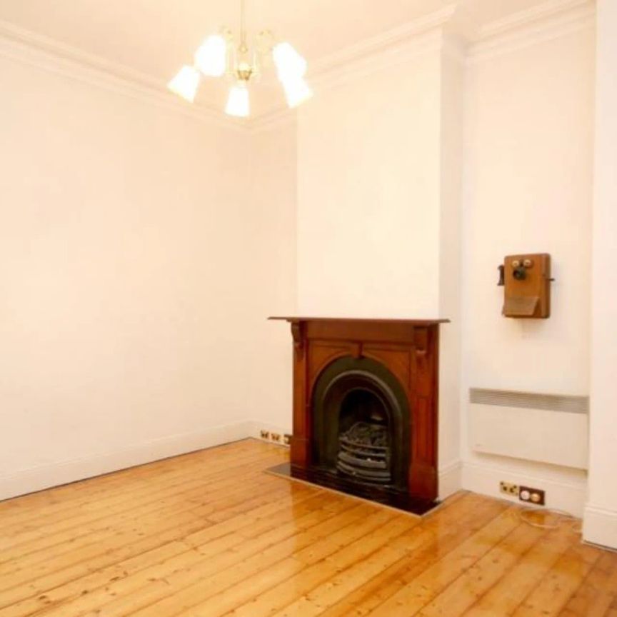 Single-fronted, renovated bliss in inner-city locale! - Photo 1