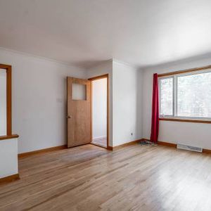 Spacious and bright apartment - Ideal location Lachine - Photo 2