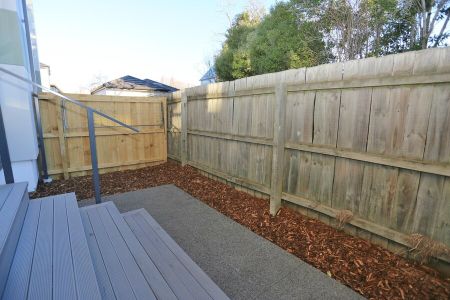 MODERN – CITY CENTRE – THREE BEDROOM TOWNHOUSE - Photo 5