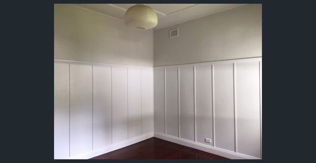 Neat 2 Bedroom Cottage close to Square & Hospital - Water & Garden Maintenance Included - Photo 1