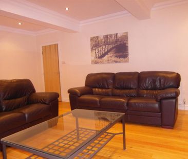 2 bedroom Flat To Let - Photo 2
