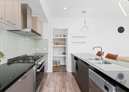 “Stylish Family Home in Craigieburn's Highlands” - Photo 4