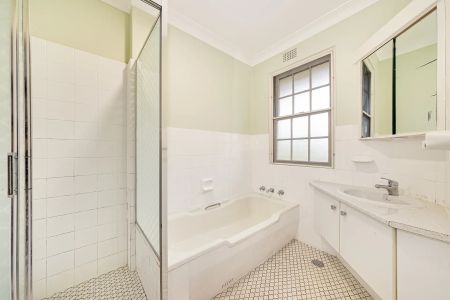 Large Two Bedroom Sun Filled Apartment - Photo 4