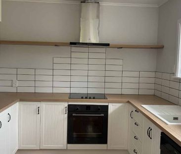 Beautifully refurbished 3 bedroom on Awaroa - Photo 2