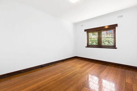 Art Deco Style Apartment In The Heart of St Kilda! - Photo 2