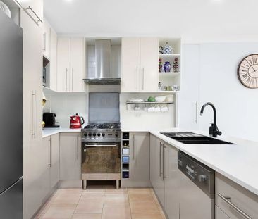 Wonderful 2 bed cul-de-sac home with attic retreat & RLA to parking - Photo 4
