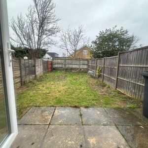 1 bedroom in a flat share to rent - Photo 3