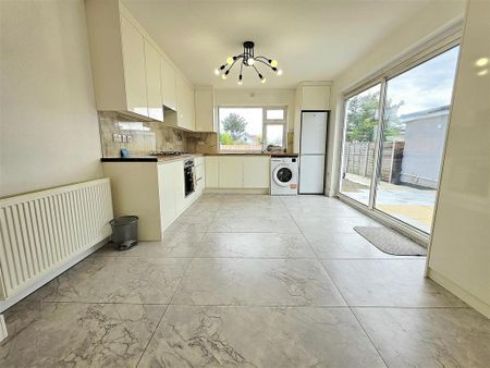 4 bedroom detached bungalow to rent - Photo 5
