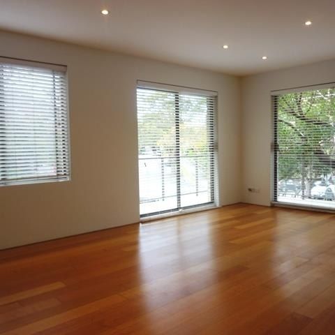 Modern apartment in sought after location - Photo 1