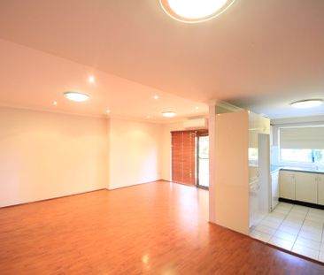 HUGE TWO BEDROOM APARTMENT !! - Photo 2