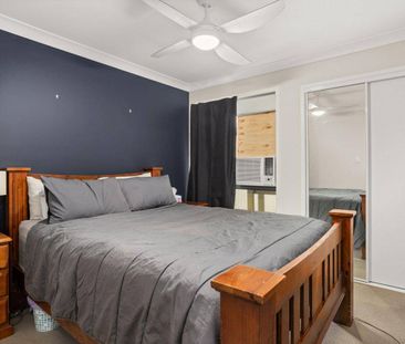 MODERN FOUR BEDROOM HOME WITH SHED - Photo 4